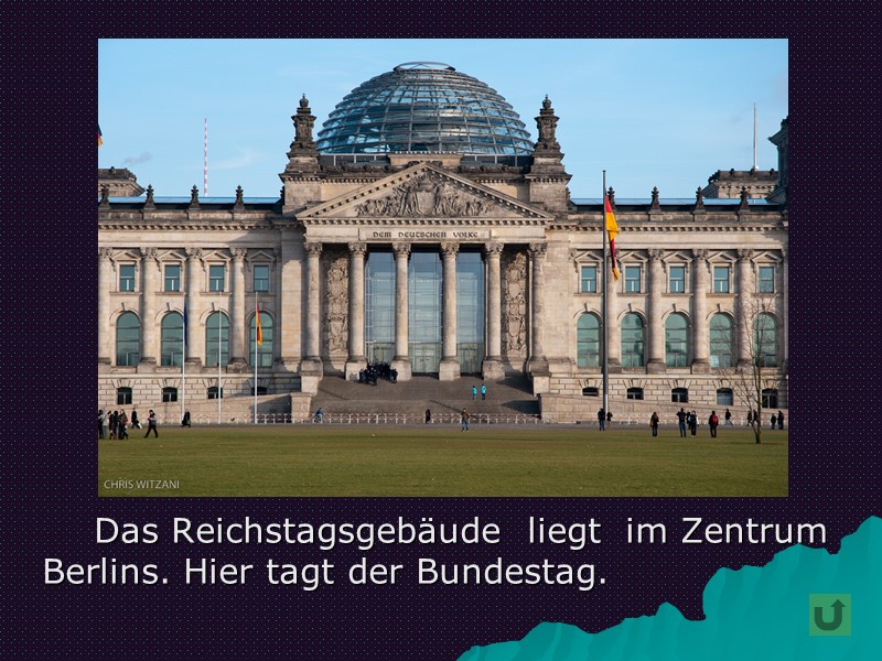 Das Reichstagsgebäude  liegt  im Zentrum Berlins. Hier tagt der Bundestag.